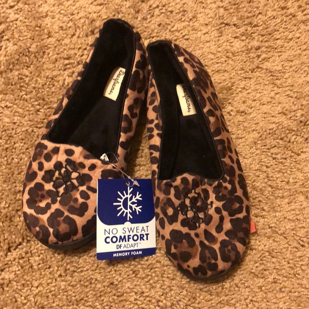 Dearfoams leopard slippers size M (7-8)